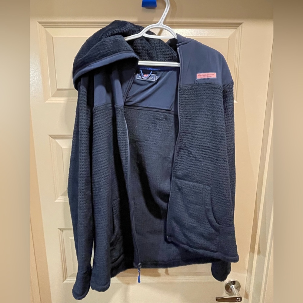 Like new men’s navy Vineyard Vines zip up hooded sweatshirt. Super soft & comfy!